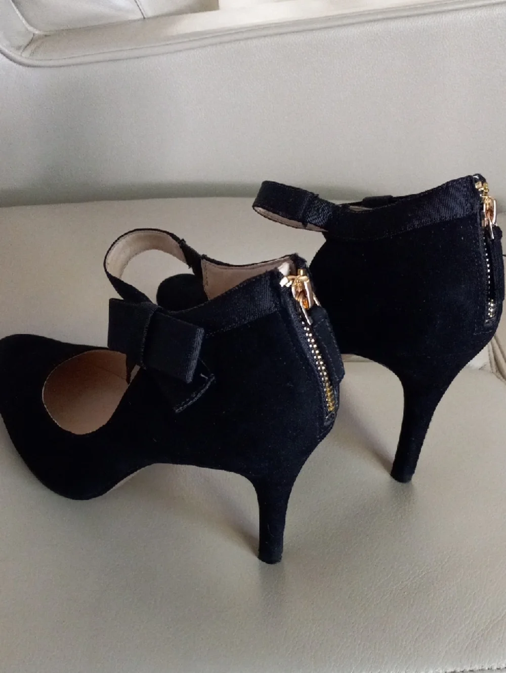 Nine West Black Suede Pointed-Toe Heels with Bow Accent Size 9.5M